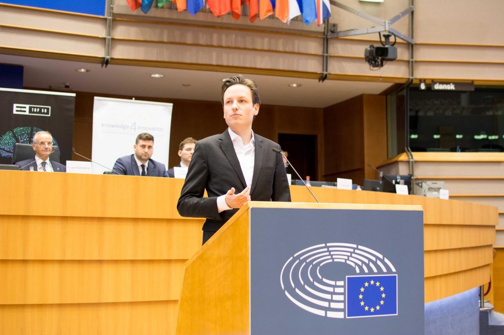 Breeze Technologies Mitgründer Robert Heinecke präsentiert das zukunftsweisende Startup im großen Sitzungssaal des Europäischen Parlaments.