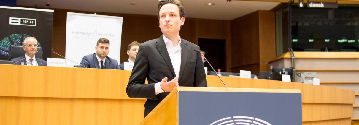 Breeze Technologies co-founder Robert Heinecke presents in the Hemicycle of the European Parliament.