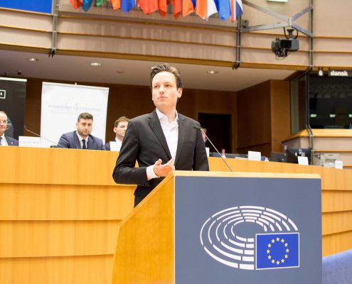 Breeze Technologies co-founder Robert Heinecke presents in the Hemicycle of the European Parliament.