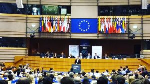 Breeze Technologies co-founder Robert Heinecke presents in the Hemicycle of the European Parliament.