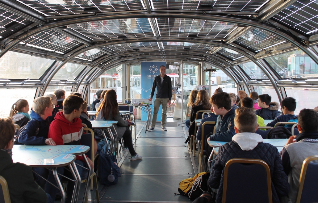 Breeze Technologies Head of Science Haris Sefo teaches pupils about air pollution at the Hamburg Climate Week 2018