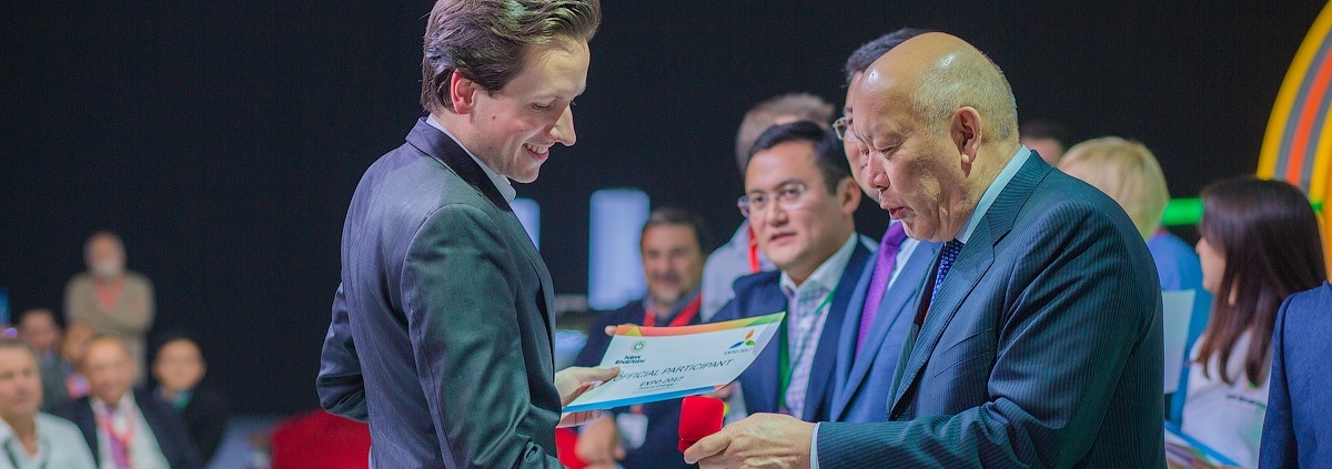 Baltabek Kuandykov (right), Director of Jupiter Energy Ltd. and President of Meridian Petroleum, presents Breeze Technologies' CEO Robert Heinecke (left) with the award and invitation to present during the EXPO 2017 Astana