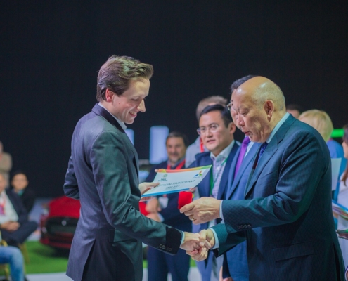 Baltabek Kuandykov (right), Director of Jupiter Energy Ltd. and President of Meridian Petroleum, presents Breeze Technologies' CEO Robert Heinecke (left) with the award and invitation to present during the EXPO 2017 Astana